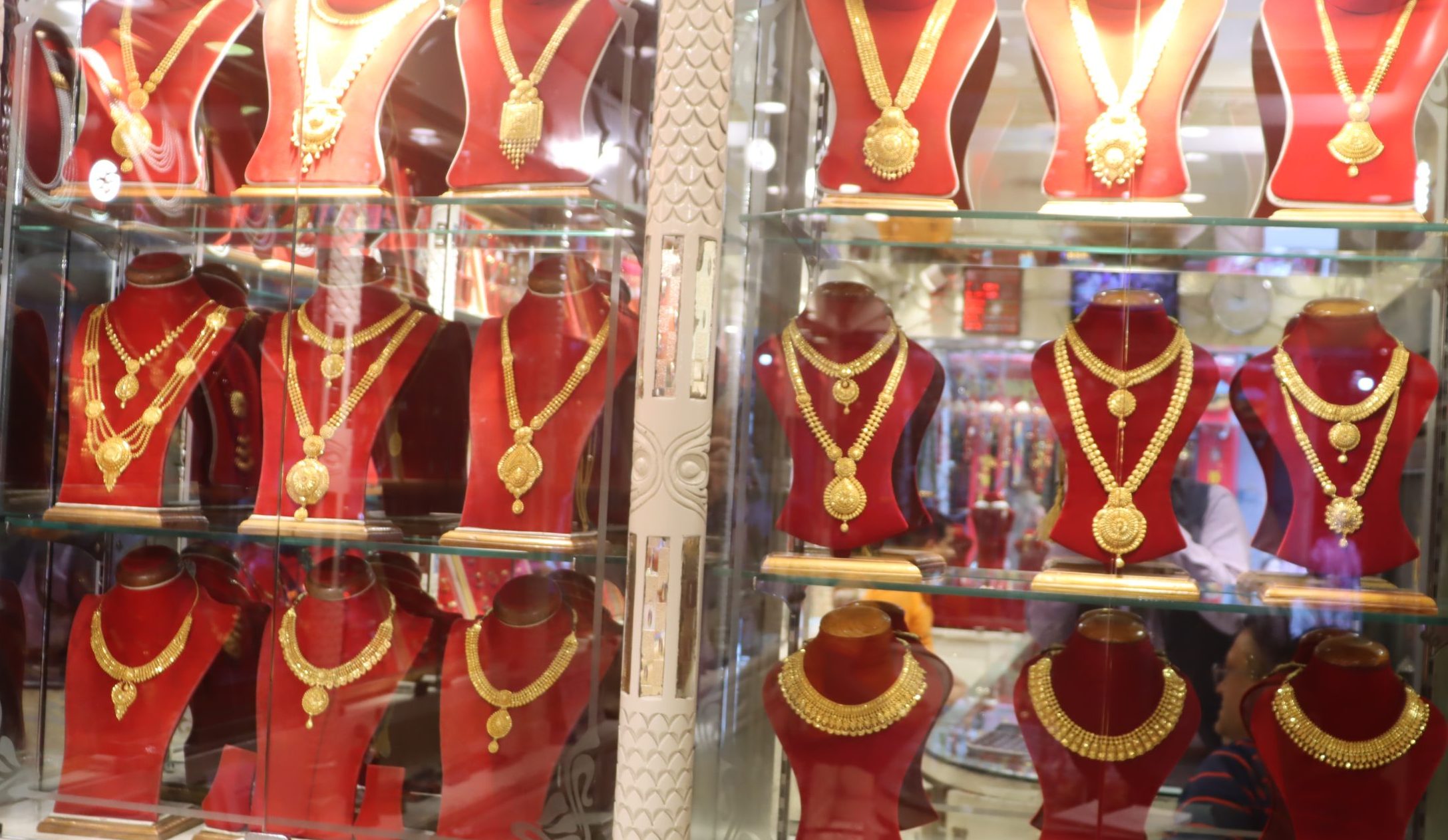  Gold and silver prices hit new record high